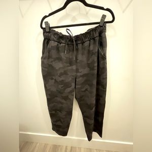 Lululemon -Stretch High-Rise Cropped Pants Size 12 - Camo Deep Coal Multi